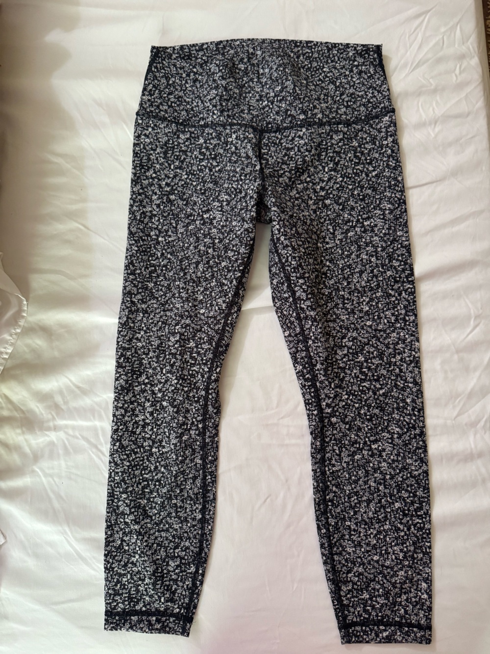 Lululemon 25” size 12 black and white legging